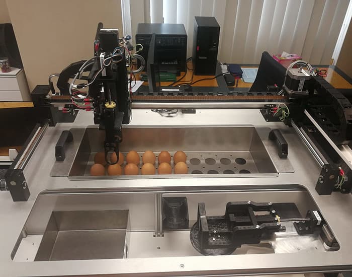 Egg cracking robot